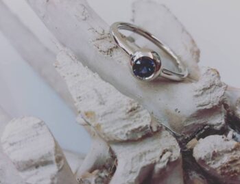 Anello Oro Bianco con Zaffiro